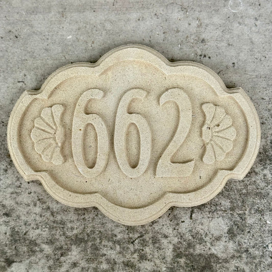 Numero civico in pietra leccese lavorato a mano.