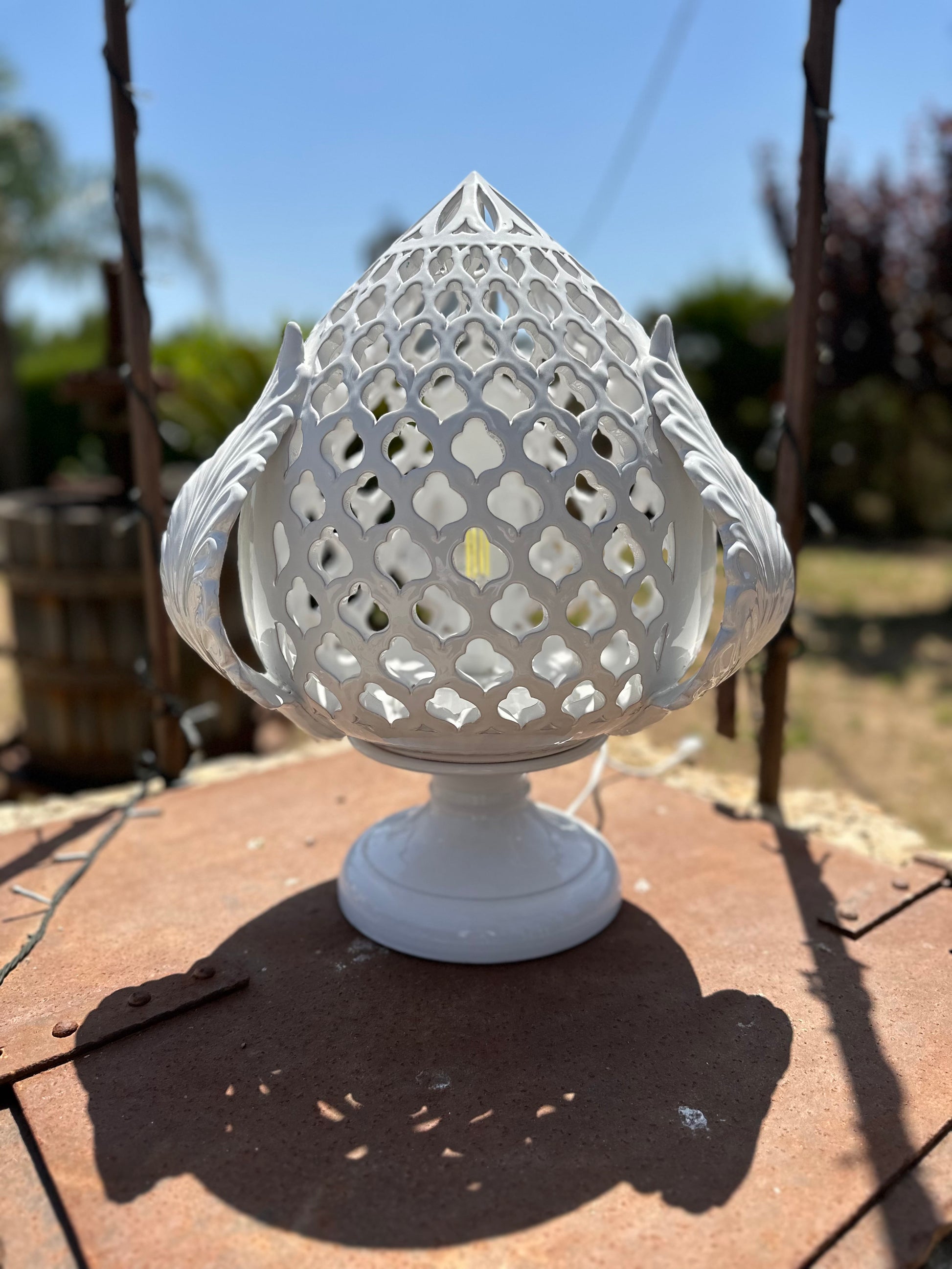 Pumo lampada traforato in ceramica made in Italy